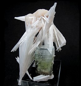 Scolecite, Apophyllite, Stilbite-450733.jpg