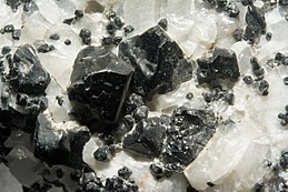 Ceylonite, calcite 7100.1.0461.jpg